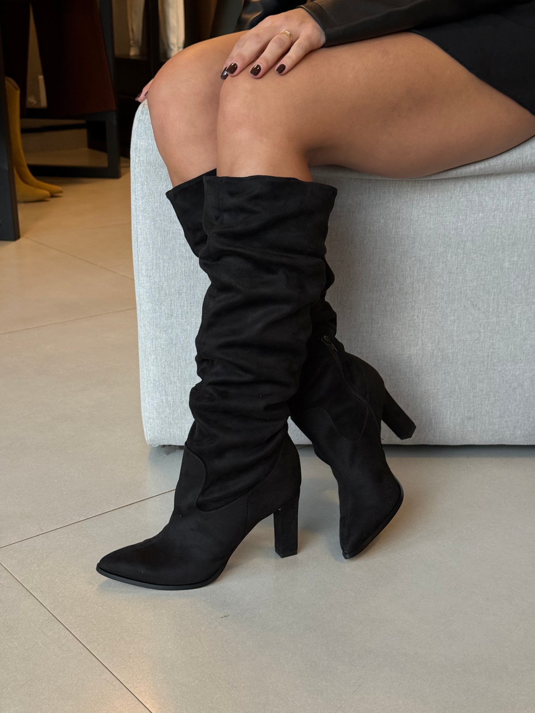 Bota Camurça Slouchy Betina Preta