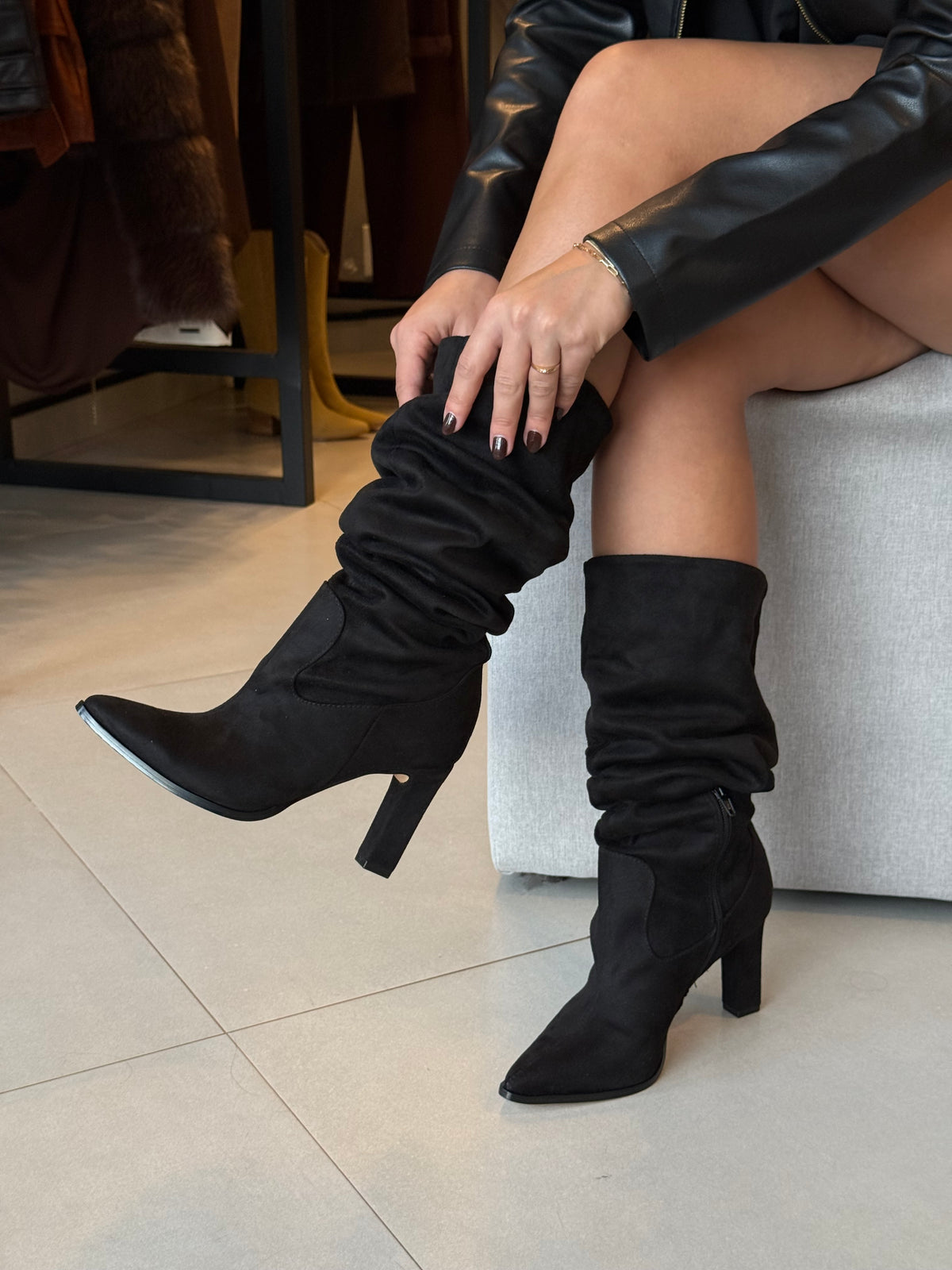 Bota Camurça Slouchy Betina Preta