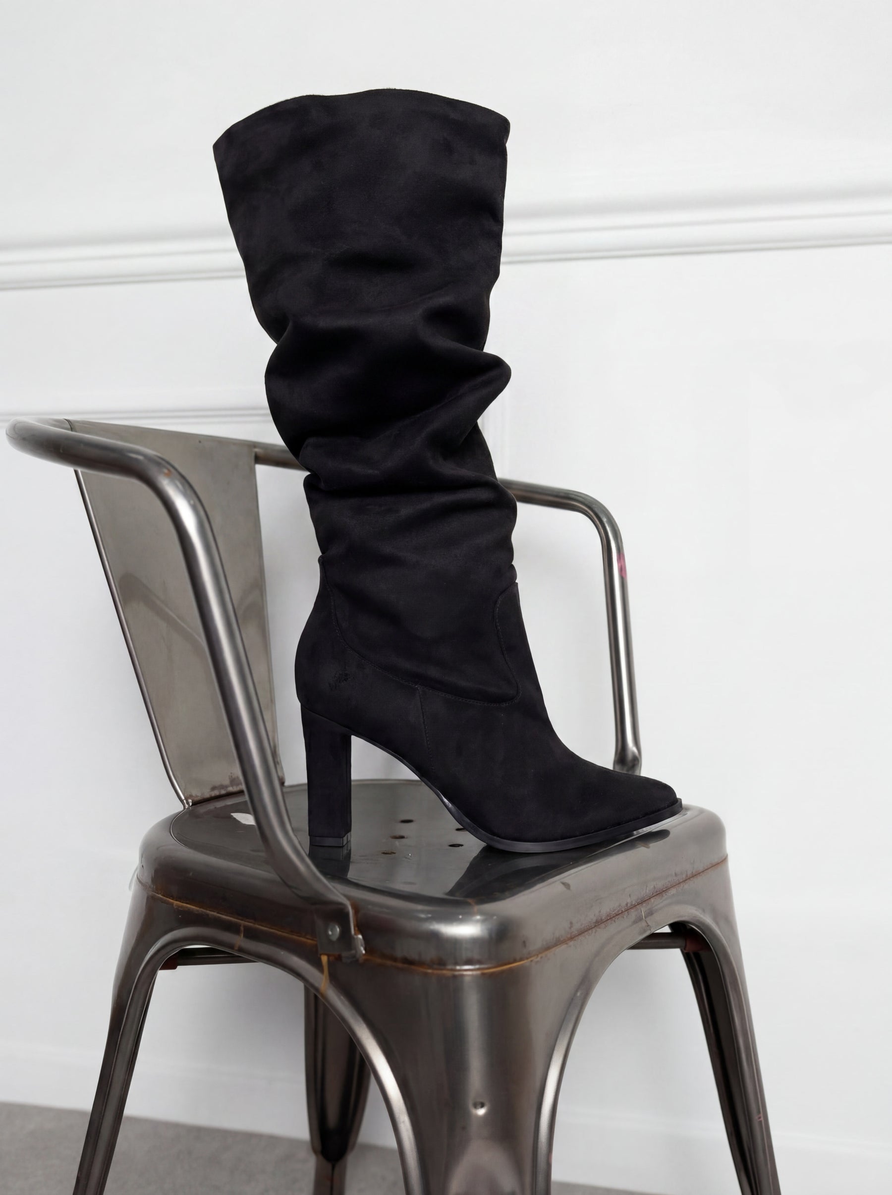 Bota Camurça Slouchy Betina Preta