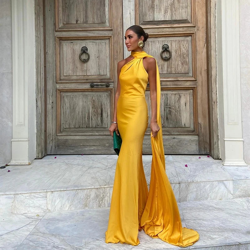 Vestido Longo de Cetim Ombro Único e Capa Lateral Melissa para Festa