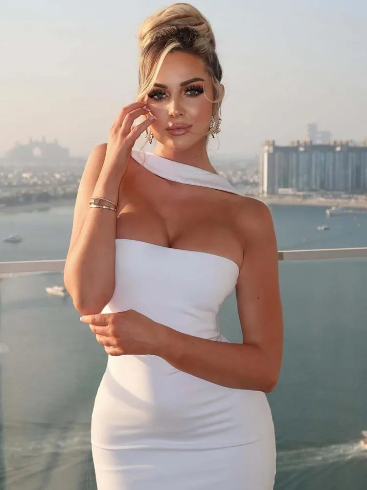 Vestido Longo Branco Justo com Decote Assimétrico – Moda Festa Elegante