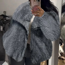 Casaco Feminino de Pelo Sintético – Elegância e Conforto para o Inverno