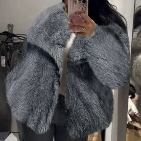 Casaco Feminino de Pelo Sintético – Elegância e Conforto para o Inverno