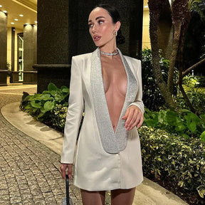 Vestido Blazer Branco com Brilho e Decote Profundo – Moda Festa Luxuosa