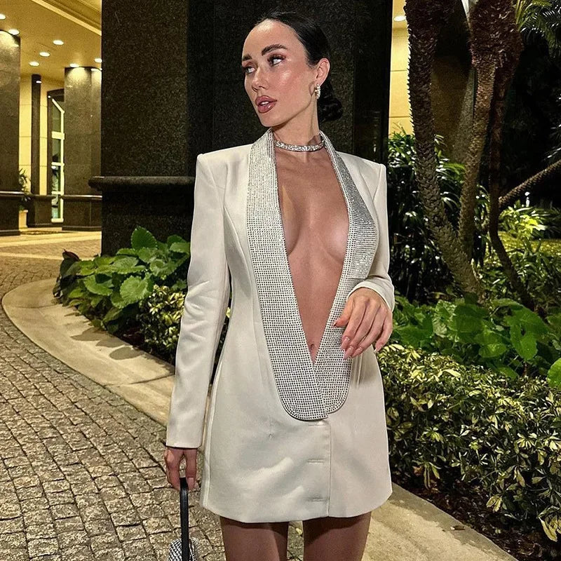 Vestido Blazer Branco com Brilho e Decote Profundo – Moda Festa Luxuosa