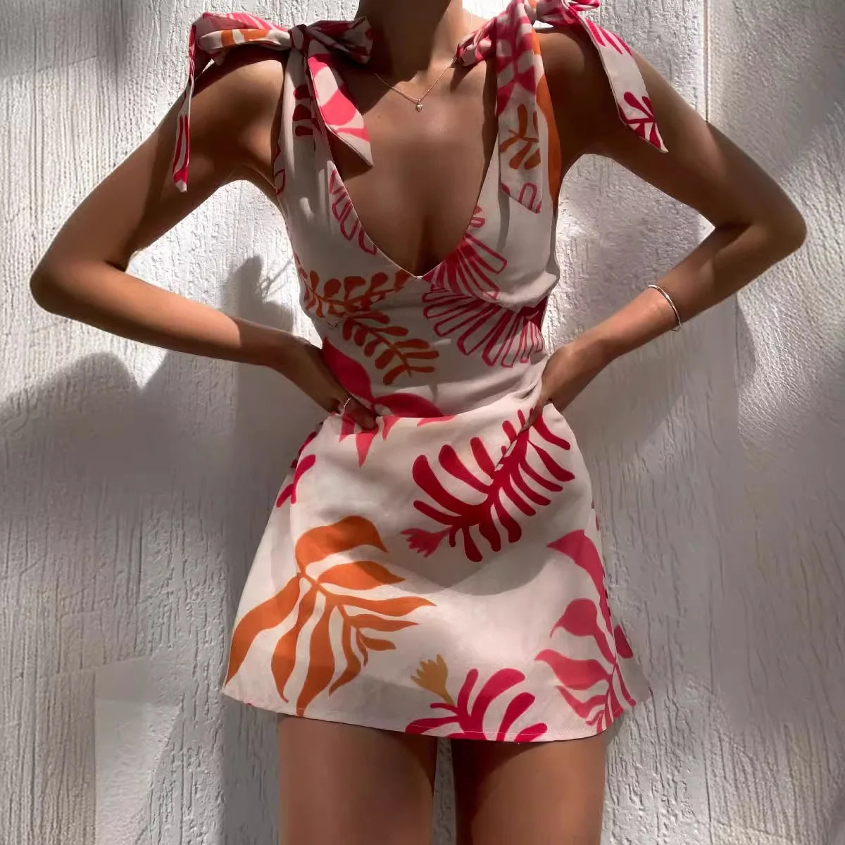 Vestido Curto Feminino Estampado Tropical com Decote V – Moda Verão Casual