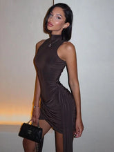 Vestido Curto Marrom Justo com Gola Alta e Drapeado Lateral – Moda Noite Elegante