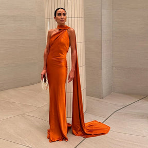 Vestido Longo de Cetim Ombro Único e Capa Lateral Melissa para Festa