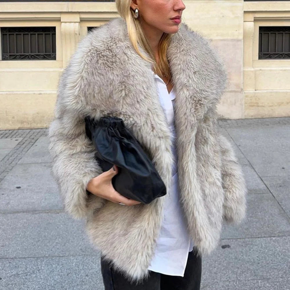 Casaco Feminino de Pelo Sintético – Elegância e Conforto para o Inverno