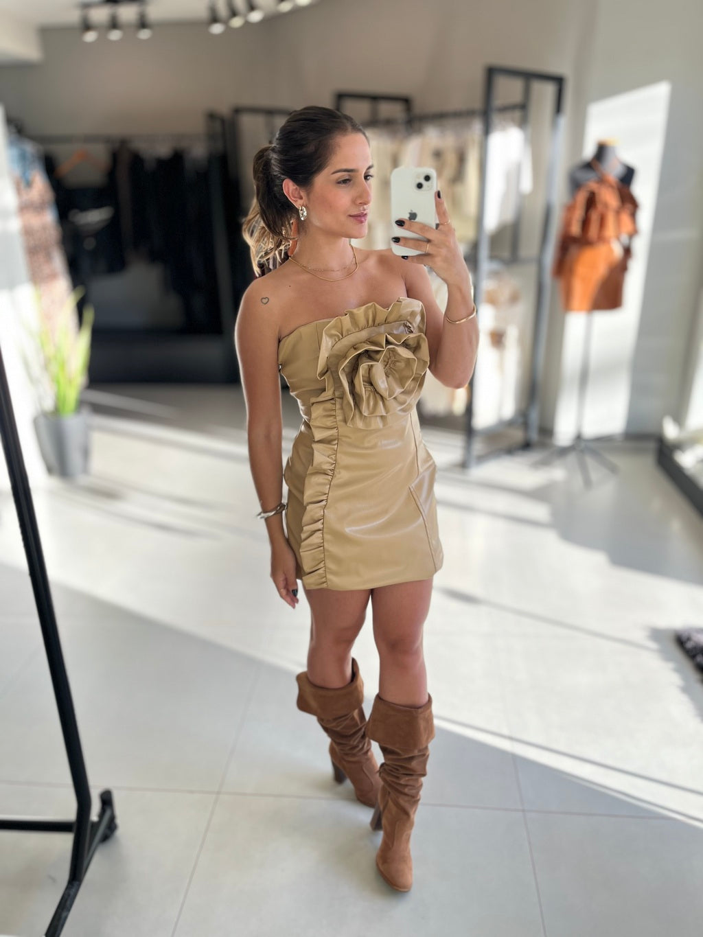 Vestido Curto Couro Flor