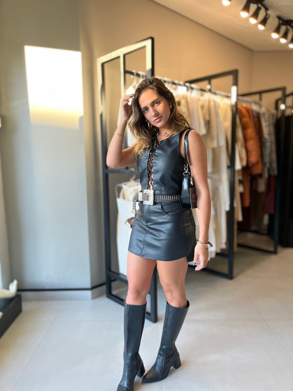 Cropped Feminino de Couro Trançado – Leona Martins